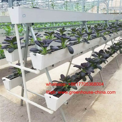 Uma estrutura com calha de plantio de PVC