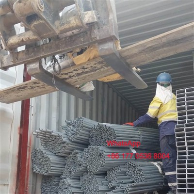 Grenonhouses Material e peças estão carregando o recipiente a ser exportado